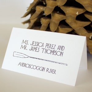 Lake Cabin Printed Place Card voor camping- of buitenbruiloften of evenementen, kies lettertype en kleur, arriveer gevouwen en klaar voor gebruik, snel verzonden