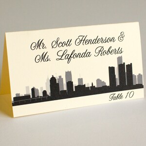 Detroit bedrukte plaatskaarten met skyline van de stad, naam van de gast en tafel, kies lettertype en kleuren, arriveer klaar voor gebruik, snelle doorlooptijd