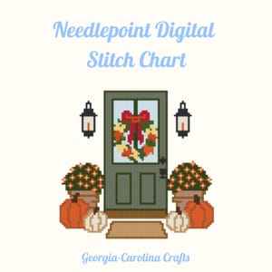 Op de afbeelding: Een digitaal naaldpunt-steekpatroon met een groene voordeur met een krans, geflankeerd door twee lantaarns, potplanten en pompoenen. De tekst luidt Needlepoint Digital Stitch Chart en Georgia-Carolina Crafts in lichtblauw schrift.
