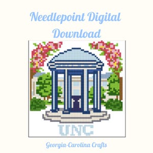 Op de afbeelding: Digitale kruissteek download met een blauw en wit gebouw met zuilen, omringd door groene bomen en roze bloemen. De letters "UNC" staan onderaan, met de tekst "Needlepoint Digital Download" en "Georgia-Carolina Crafts".