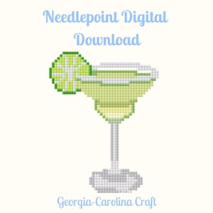 Könnte beinhalten: Digitaler Kreuzstich-Download mit einem pixeligen Margarita-Cocktail mit einer Limettenscheibe. Das Getränk ist in Grün- und Weißtönen gehalten, mit weißem Rand und Stiel. Der Text oben lautet "Needlepoint Digital Download" und unten "Georgia-Carolina Craft."