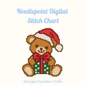Peut inclure: Un diagramme de point de canevas numérique représentant un ours en peluche marron portant un bonnet de Père Noël rouge et blanc. L'ours tient un cadeau vert à pois blancs avec un nœud rouge. Le texte indique Needlepoint Digital Stitch Chart et Georgia-Carolina Crafts.