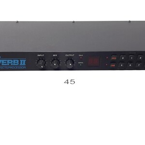 Puede incluir: Procesador de efectos digital Alesis Midiverb II de 16 bits negro con perillas, botones y una pantalla digital.