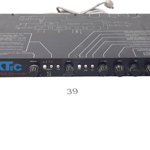 Può includere: Processore di riverbero digitale Alesis XT.c nero con manopole e pulsanti. L'unità ha un'etichetta blu con la parola "Alesis" su di essa.