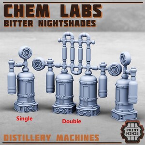 K&ouml;nnte beinhalten: Drei graue Destillationsmaschinen mit dem Text "CHEM LABS BITTER NIGHTSHADES" und "DISTILLERY MACHINES". Die Maschinen sind mit "Single" und "Double" beschriftet. Jede Maschine hat einen zylindrischen Tank, Messger&auml;te und Rohre.
