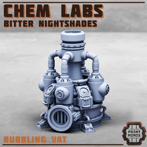 K&ouml;nnte beinhalten: Hellgraues Modell eines sprudelnden Bottichs mit detaillierten Merkmalen wie Rohren, Tanks und einer Mittels&auml;ule. Der Text "CHEM LABS BITTER NIGHTSHADES" steht oben und "BUBBLING VAT" unten. Ein "PAINT MINIS"-Logo befindet sich rechts.