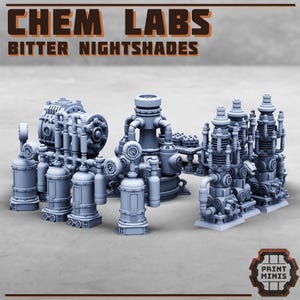 K&ouml;nnte beinhalten: Eine Sammlung grauer Miniaturmodelle von Chem Labs Bitter Nightshades. Die Modelle weisen komplizierte Details von Rohren, Tanks und Maschinen auf, ideal f&uuml;r Tabletop-Spiele oder Modellbau-Enthusiasten. Das Print Minis-Logo befindet sich unten rechts.