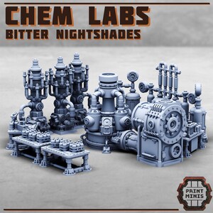 K&ouml;nnte beinhalten: Eine Sammlung grauer Chem Labs Bitter Nightshades Miniaturen. Das Set enth&auml;lt verschiedene detaillierte industrielle Ausr&uuml;stungsteile, wie Tanks, Rohre und Tische mit Flaschen. Das Print Minis-Logo befindet sich unten rechts.