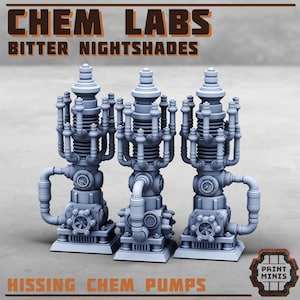 K&ouml;nnte beinhalten: Drei graue Chemiepumpen im Industriestil mit komplizierten Rohrleitungen und Ventildetails. Der Text "CHEM LABS BITTER NIGHTSHADES" steht oben und "HISSING CHEM PUMPS" unten. Die Pumpen stehen auf einer grauen Oberfl&auml;che.