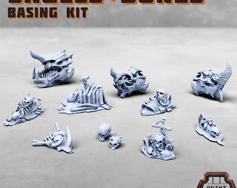 Könnte beinhalten: Eine Sammlung von elf verschiedenen Miniaturmodellen von Schädeln und Knochen in verschiedenen Designs. Der Text "SKULLS+BONES BASING KIT" steht oben und "11 DIFFERENT OPTIONS" unten. Die Modelle sind hellgrau.