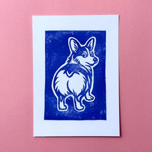 Bootyfull – Corgi linoleografato visto dal retro | Illustrazione divertente di un cane | Arte murale divertente fatta a mano | Poster decorativo blu originale A6