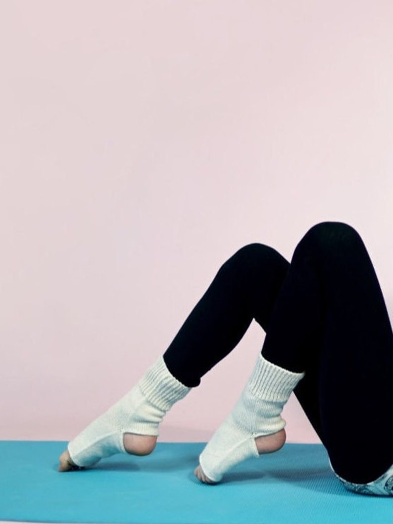 Discover the ultimate comfort hand-knitted wool socks. These anti-slip, toeless socks are ideal for yoga, pilates, and dance. With breathability and machine washability, they are also perfect for gift. Give it to your dancing friend or mum.