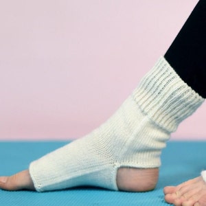Discover the ultimate comfort hand-knitted wool socks. These anti-slip, toeless socks are ideal for yoga, pilates, and dance. With breathability and machine washability, they are also perfect for gift. Give it to your dancing friend or mum.