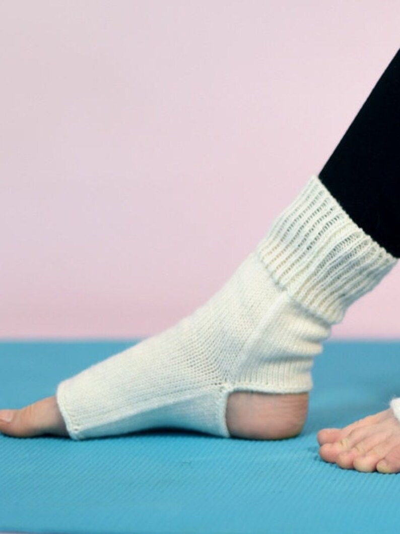 Discover the ultimate comfort hand-knitted wool socks. These anti-slip, toeless socks are ideal for yoga, pilates, and dance. With breathability and machine washability, they are also perfect for gift. Give it to your dancing friend or mum.