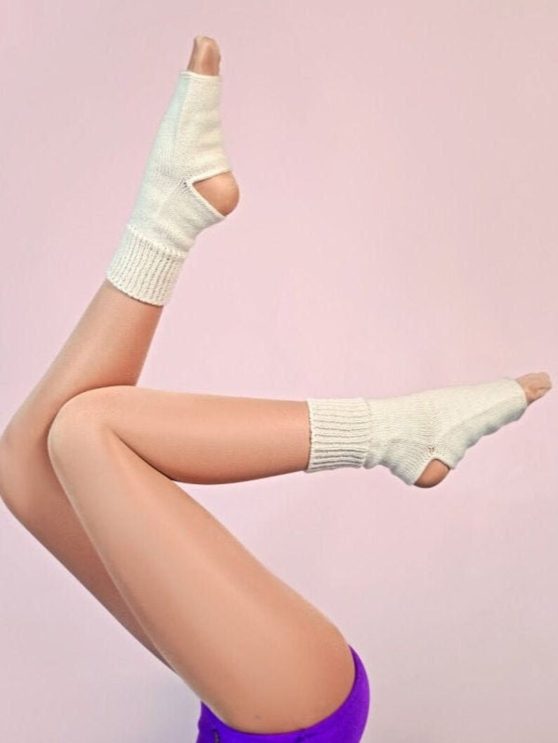 Discover the ultimate comfort hand-knitted wool socks. These anti-slip, toeless socks are ideal for yoga, pilates, and dance. With breathability and machine washability, they are also perfect for gift. Give it to your dancing friend or mum.