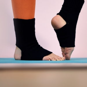 Discover the ultimate comfort hand-knitted wool socks. These anti-slip, toeless socks are ideal for yoga, pilates, and dance. With breathability and machine washability, they are also perfect for gift. Give it to your dancing friend or mum.