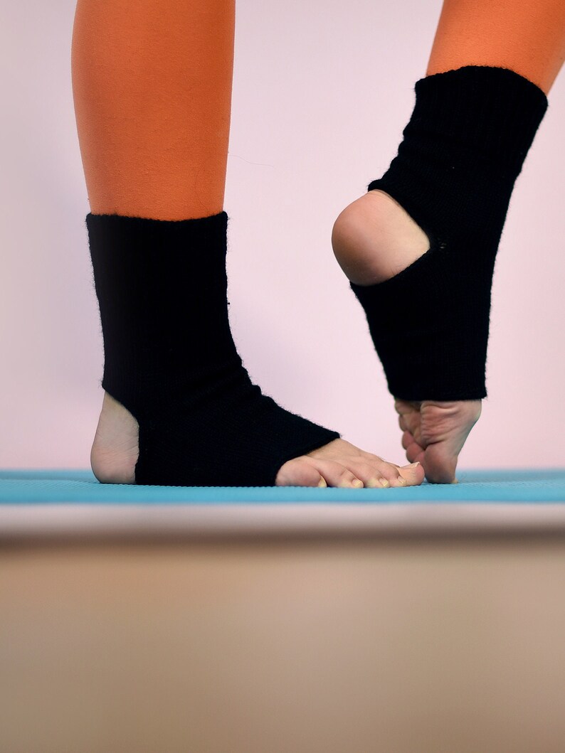 Discover the ultimate comfort hand-knitted wool socks. These anti-slip, toeless socks are ideal for yoga, pilates, and dance. With breathability and machine washability, they are also perfect for gift. Give it to your dancing friend or mum.