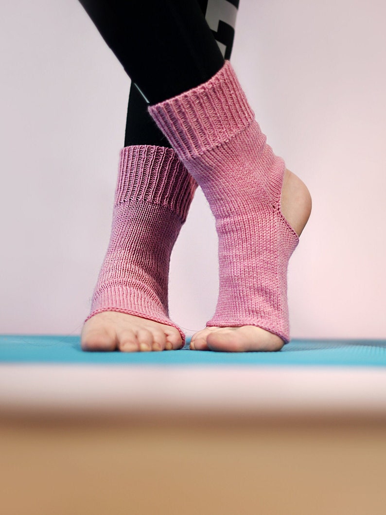 Discover the ultimate comfort hand-knitted wool socks. These anti-slip, toeless socks are ideal for yoga, pilates, and dance. With breathability and machine washability, they are also perfect for gift. Give it to your dancing friend or mum.