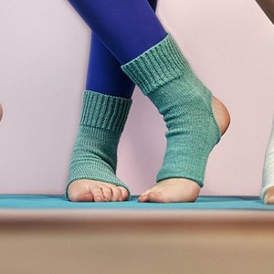 Discover the ultimate comfort hand-knitted wool socks. These anti-slip, toeless socks are ideal for yoga, pilates, and dance. With breathability and machine washability, they are also perfect for gift. Give it to your dancing friend or mum.