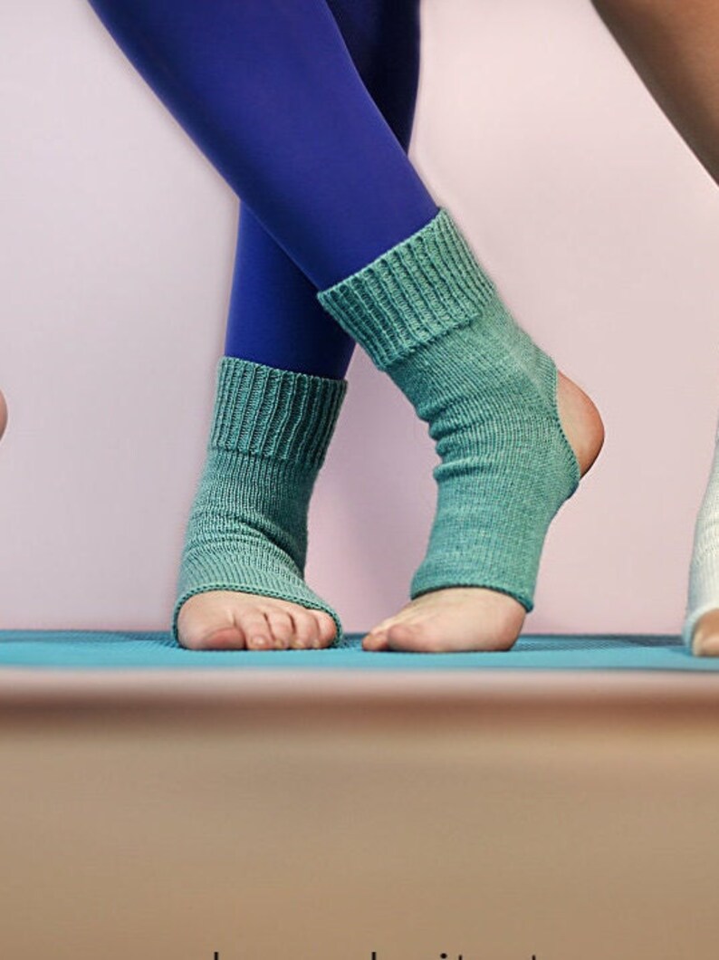 Discover the ultimate comfort hand-knitted wool socks. These anti-slip, toeless socks are ideal for yoga, pilates, and dance. With breathability and machine washability, they are also perfect for gift. Give it to your dancing friend or mum.