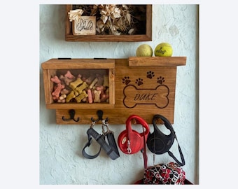 Postazione personalizzata per passeggiate con cani, con porta-bocconcini. Contiene guinzagli, giocattoli, pettorine, collari e un'area per riporre sacchetti per le feci o giocattoli.