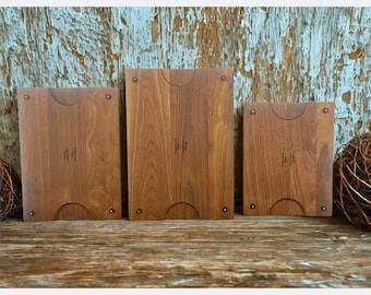 3-teiliges Schneidebrett-Set aus Nussbaum mit einem Ahorn Pine Tree Inlay im Halter. All In One Kitchen Prep Bretter. Jede Größe zum Kochen.