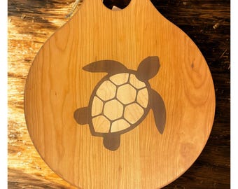 Custom Großes Schneidebrett aus massivem Kirschholz mit Honu Inlay.  Inklusive Ständer