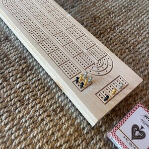 Tabellone da Cribbage magnetico personalizzabile fatto a mano in noce, acero, ciliegio e quercia con pioli e carte. Gioco da viaggio, tavolo professionale, gioco da regalo