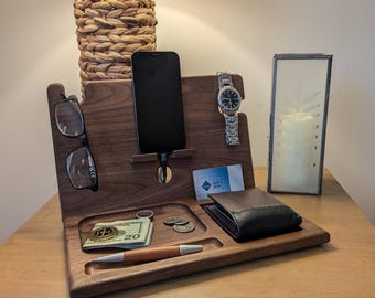 Dock organizer personalizzato su misura. Può contenere telefono, portachiavi, monete, carte di credito, portafogli, orologio, porta occhiali. Prendi tutto