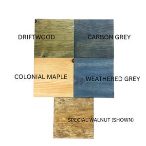 Pu&ograve; includere: Un campionario di colori in legno quadrato con cinque diversi colori di mordente per legno: Driftwood, Carbon Grey, Colonial Maple, Weathered Grey e Special Walnut (shown). Ogni colore &egrave; etichettato con il suo nome in grassetto nero.