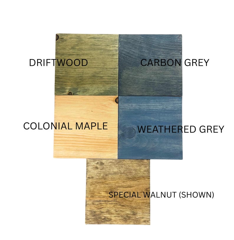 Pu&ograve; includere: Un campionario di colori in legno quadrato con cinque diversi colori di mordente per legno: Driftwood, Carbon Grey, Colonial Maple, Weathered Grey e Special Walnut (shown). Ogni colore &egrave; etichettato con il suo nome in grassetto nero.