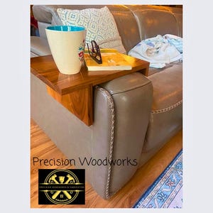 Mesa de sofá de nogal a medida, bandeja para sofá, mesa con reposabrazos, decoración moderna de madera artesanal. Incluye café, té, control remoto de TV y soporte para libros.
