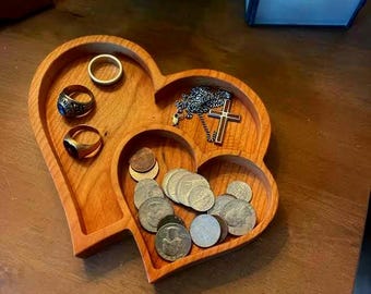 Ciotola in legno a doppio cuore realizzata su misura, portagioie e porta anelli. Vassoio in legno, porta anelli, gioielli, monete, braccialetti, cavigliere. Vassoio in legno.