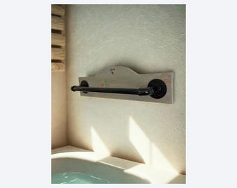 Portasciugamani in legno rustico. Portasciugamani in tubo d'acciaio. Design rustico. Colori e dimensioni personalizzabili. Portasciugamani per bagno o camera da letto.