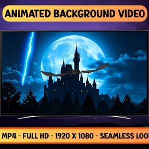 Könnte beinhalten: Ein Fernsehbildschirm zeigt ein animiertes Hintergrundvideo. Das Video zeigt ein silhouettenhaftes Schloss, einen Vollmond und eine fliegende Kreatur vor einem dunkelblauen Himmel mit Blitzen. Der Text oben lautet "ANIMATED BACKGROUND VIDEO" und unten "MP4 - FULL HD - 1920 X 1080 - SEAMLESS LOOP".