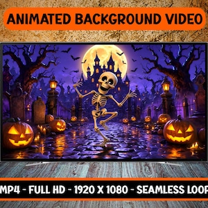 Puede incluir: Una pantalla digital que muestra una escena animada de Halloween con un esqueleto bailando en un cementerio, una gran luna amarilla, un castillo oscuro y calabazas brillantes. El texto dice ANIMATED BACKGROUND VIDEO y MP4 - FULL HD - 1920 X 1080 - SEAMLESS LOOP.