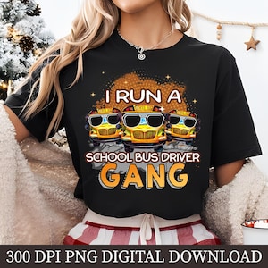 Puede incluir: Camiseta negra con un gráfico de tres autobuses escolares amarillos con el texto "I run a school bus driver gang".