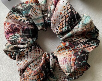 Paar scrunchies, scrunchie katoenen slangenleerpatroon, kleurrijk reptielenleerpatroon, dierenprint, scrunchie slangenprint