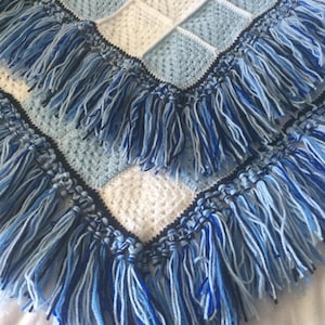 Couverture carrée grand-mère bleue et blanche, couverture pour bébé au crochet, motif aléatoire, couverture pour bébé bleue et blanche, damier, glands
