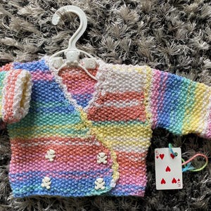 ストライプ柄のマルチカラーの手編みベビーカーディガン、ベビーセーター、ベビージャンパー、クロスオーバー、ラップオーバー