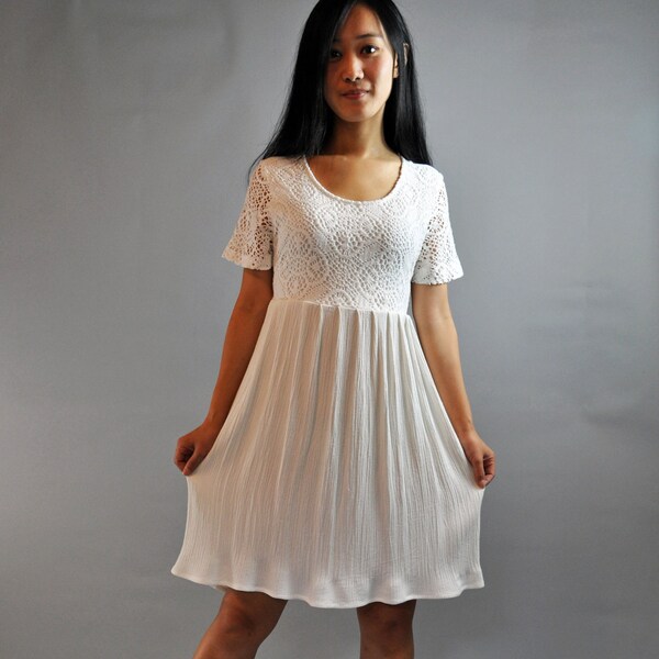 80er Jahre Kleid Spitze BABYDOLL Kleid / wei&szlig;en Spitzenkleid w / Empire Taille Rock voll &amp; gekr&auml;uselte Gaze Stoff XS / S