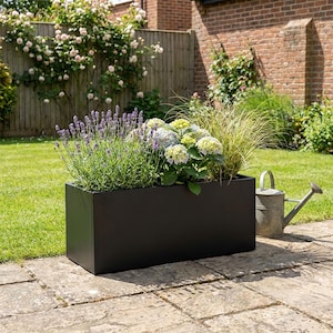 Macetero metálico de jardín Nicoman Trough, rectangular, de acero galvanizado con recubrimiento de polvo negro.