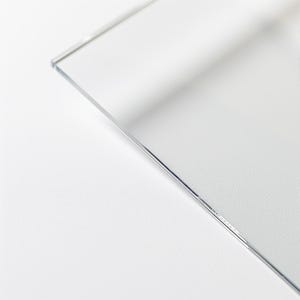 Puede incluir: Una l&aacute;mina de vidrio transparente con una superficie lisa y pulida.