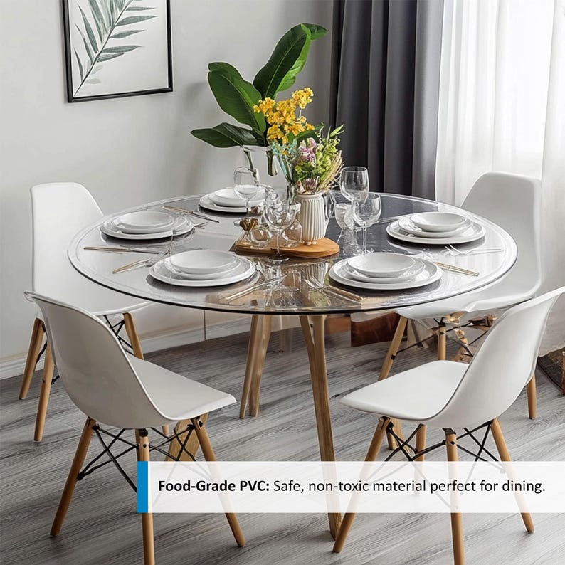 Puede incluir: Un protector de mesa redondo transparente con base de madera y cuatro sillas blancas. El protector de mesa est&aacute; hecho de PVC de grado alimenticio y es perfecto para proteger tu mesa de ara&ntilde;azos y derrames.