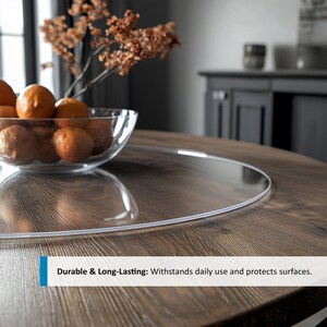 Puede incluir: Un protector de mesa redondo transparente sobre una mesa de madera. El protector de mesa est&aacute; dise&ntilde;ado para proteger la superficie de ara&ntilde;azos y calor. "Duradero y de larga duraci&oacute;n: Resiste el uso diario y protege las superficies."