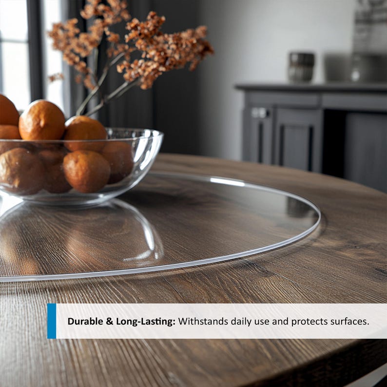 Puede incluir: Un protector de mesa redondo transparente sobre una mesa de madera. El protector de mesa est&aacute; dise&ntilde;ado para proteger la superficie de ara&ntilde;azos y calor. "Duradero y de larga duraci&oacute;n: Resiste el uso diario y protege las superficies."