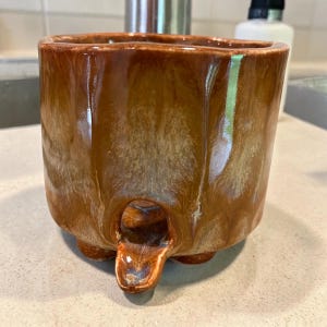 Footed Handmade Ceramic Sponge Holder with Drain Spout, Self Draining Pottery Sink Caddy Organizer, Cute Footed Kitchen Soap Dish Drip Spout Melted Caramel