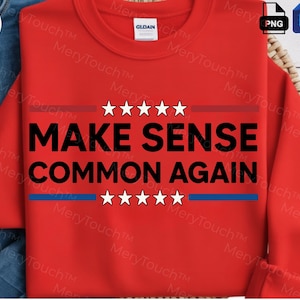 以下が含まれることがあります： 「MAKE SENSE COMMON AGAIN」の黒い文字が入った赤いスウェットシャツ。テキストの上と下には白い星と青い線の列があります。スウェットシャツはGildanブランドです。