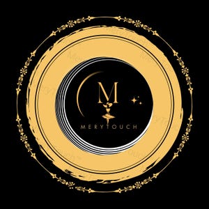 Puede incluir: Logotipo circular sobre fondo negro. Un anillo exterior dorado con un motivo floral decorativo rodea un anillo dorado y blanco. En el interior, un c&iacute;rculo negro contiene la letra "M" y una figura de bailarina. El texto "MERYTOUCH" est&aacute; debajo.