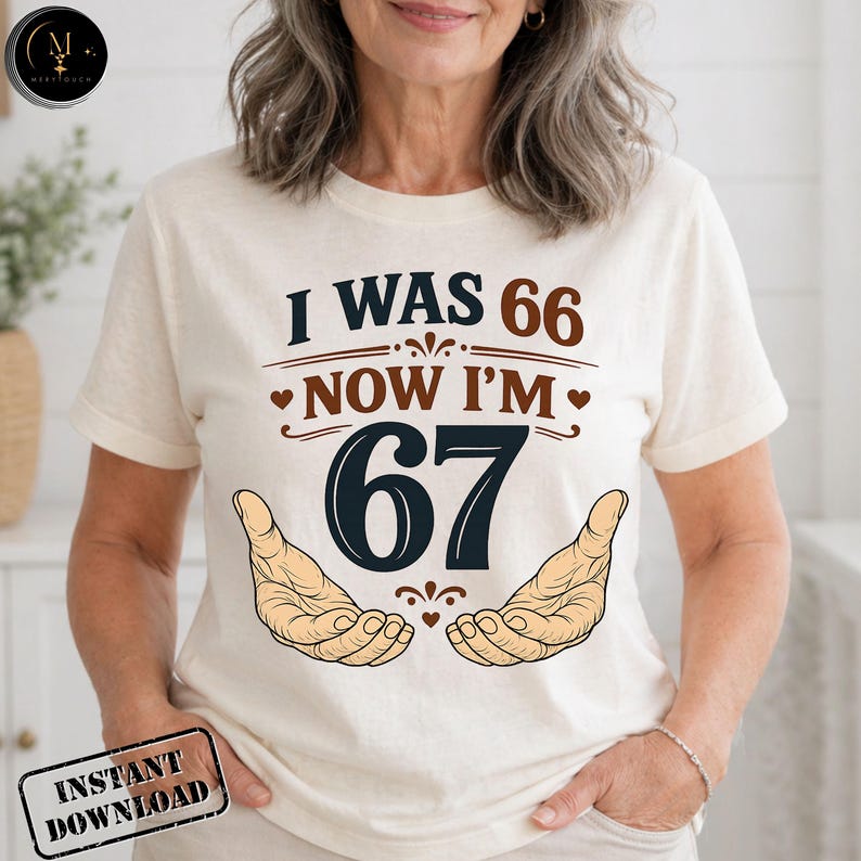 Puede incluir: Camiseta color crema con el texto "I WAS 66 NOW I'M 67" en marr&oacute;n y azul marino. El dise&ntilde;o incluye dos manos y elementos decorativos. La camiseta tambi&eacute;n tiene un sello "INSTANT DOWNLOAD".
